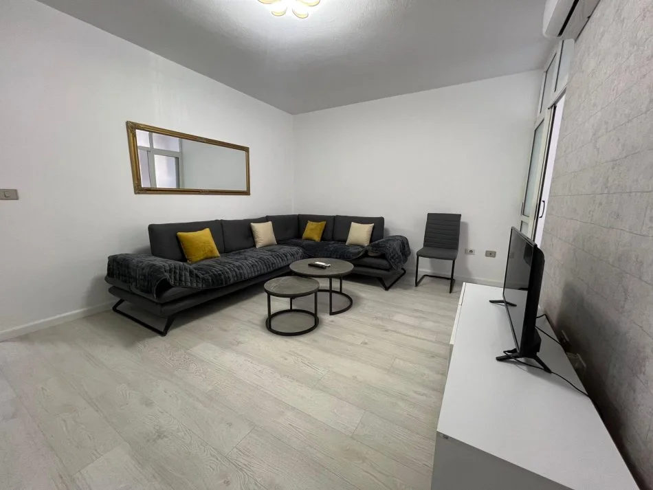 Tirane, jepet me qera apartament 1+1+Ballkon Kati 3, 70 m² 650 € (KOMUNA E PARISIT)