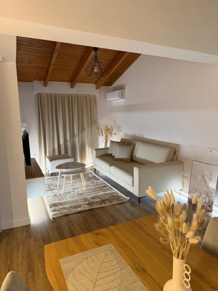 Tirane, jepet me qera apartament 1+1+Ballkon Kati 3, 70 m² 850 € (KOMUNA E PARISIT)