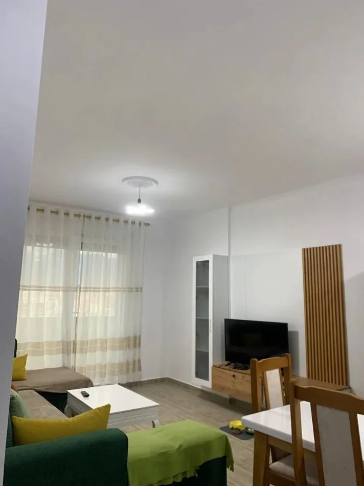 Tirane, jepet me qera apartament 1+1+Ballkon Kati 3, 72 m² 500 € (YZBERISHT)