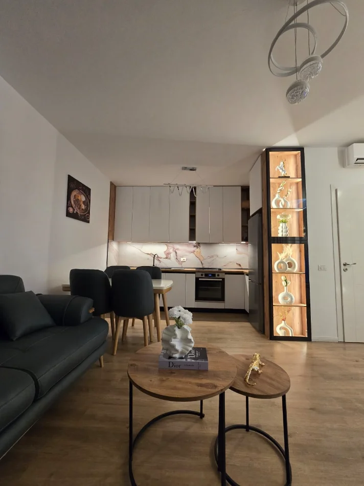 Tirane, jepet me qera apartament 1+1+Ballkon Kati 3, 74 m² 480 € (Fresk)