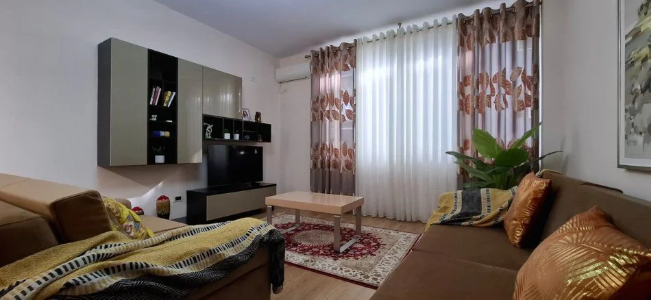 Tirane, jepet me qera apartament 1+1+Ballkon Kati 3, 74 m² 600 € (KOPSHTI BOTANIK)