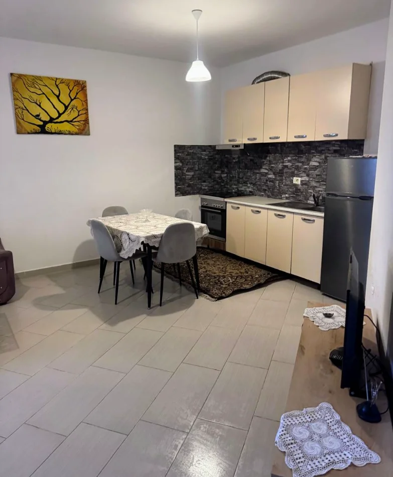 Tirane, jepet me qera apartament 1+1+Ballkon Kati 3, 77 m² 400 € (Bulevardi Migjeni, kompleksi Molla)