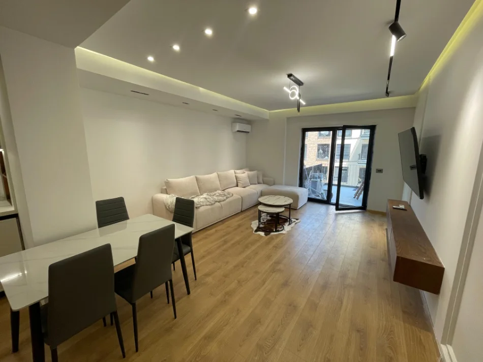 Tirane, jepet me qera apartament 1+1+Ballkon Kati 3, 83 m² 700 € (Kodra e Diellit)