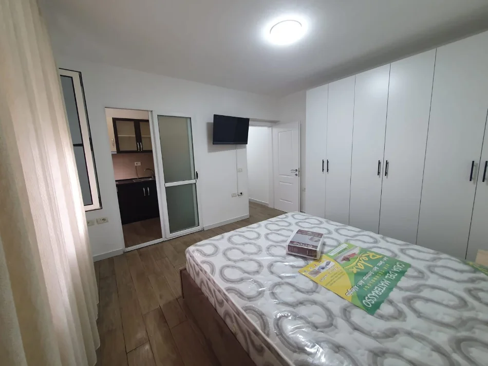 Tirane, jepet me qera apartament 1+1+Ballkon Kati 4, 42 m² 450 € (rruga Naim Frasheri pas Ambasades kineze Tirane.)