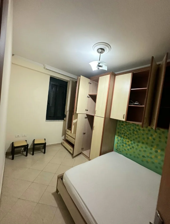 Tirane, jepet me qera apartament 1+1+Ballkon Kati 4, 50 m² 400 € (Concord center)