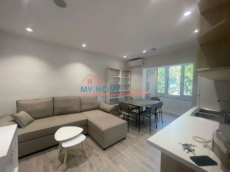 Tirane, jepet me qera apartament 1+1+Ballkon Kati 4, 50 m² 550 € (Harry Fultz)