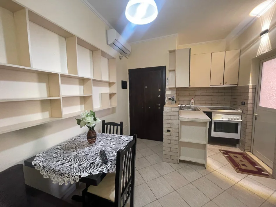 Tirane, jepet me qera apartament 1+1+Ballkon Kati 4, 53 m² 400 € (RRUGA 5 MAJI)