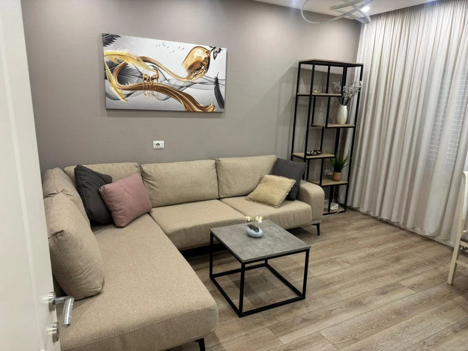 Tirane, jepet me qera apartament 1+1+Ballkon Kati 4, 58 m² 600 € (FERIT XHAJKO)