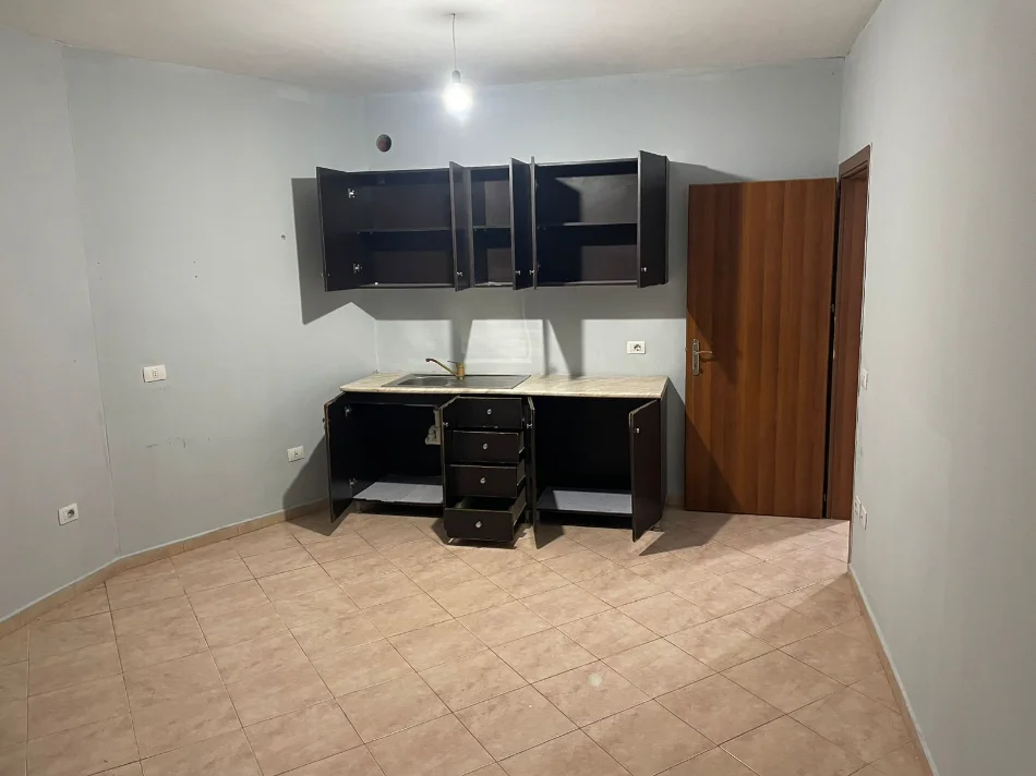 Tirane, jepet me qera apartament 1+1+Ballkon Kati 4, 60 m² 350 €