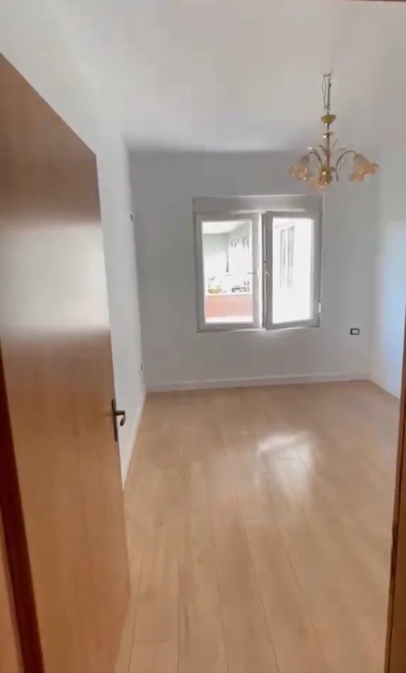 Tirane, jepet me qera apartament 1+1+Ballkon Kati 4, 60 m² 450 € (Astir)
