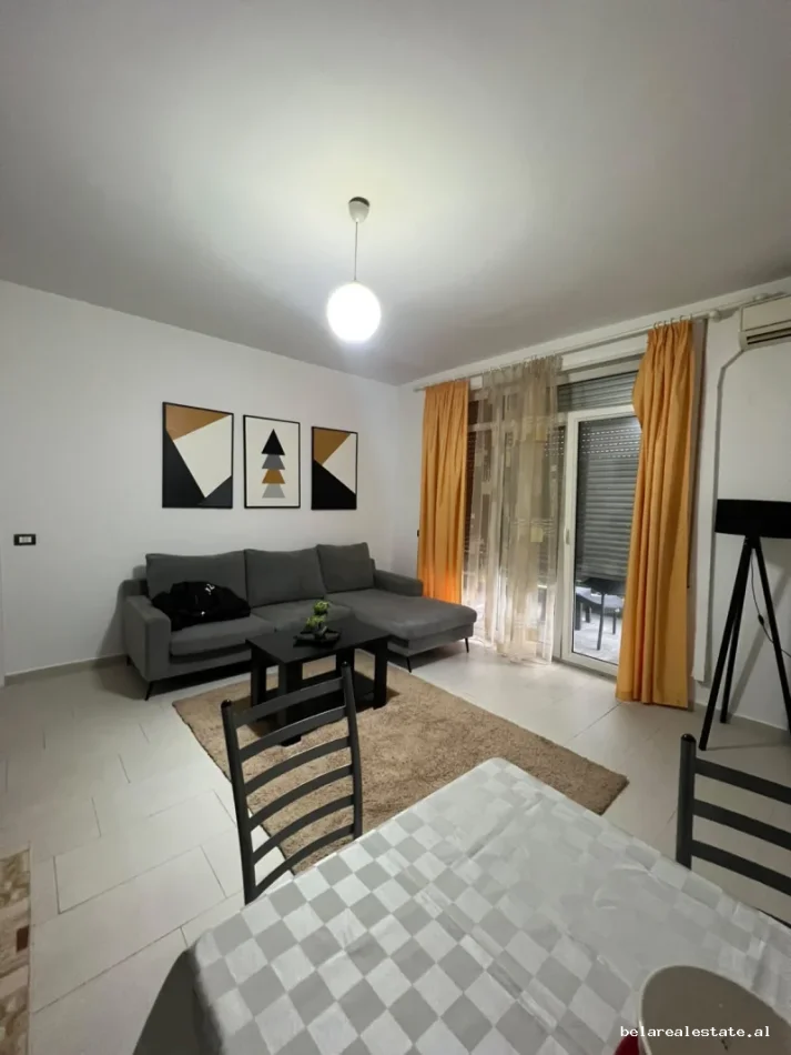 Tirane, jepet me qera apartament 1+1+Ballkon Kati 4, 60 m² 540 € (Kopshti Botanik)