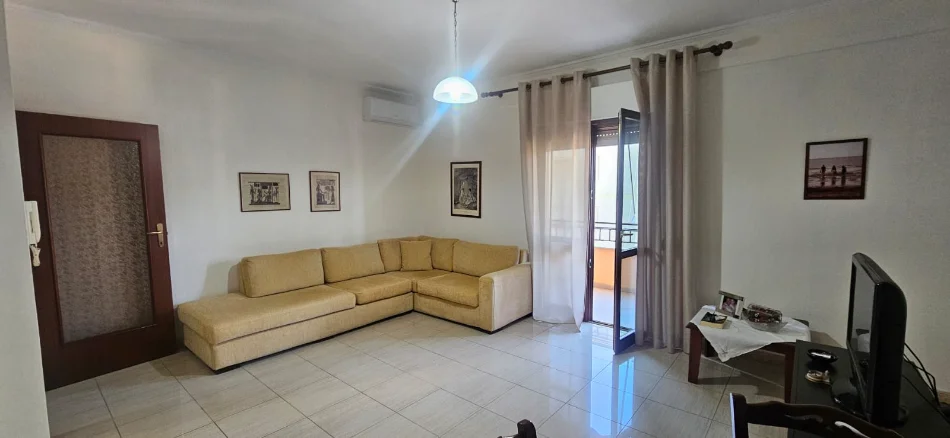 Tirane, jepet me qera apartament 1+1+Ballkon Kati 4, 60 m² 550 € (Komuna Parisit)