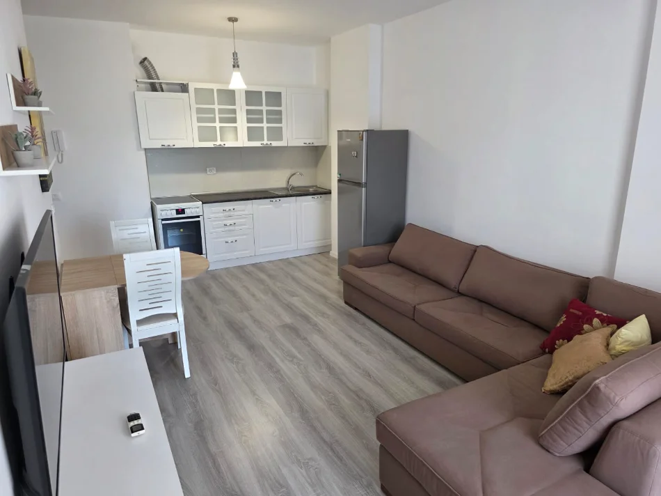 Tirane, jepet me qera apartament 1+1+Ballkon Kati 4, 62 m² 550 € (Laprake/Kompleksi E88)