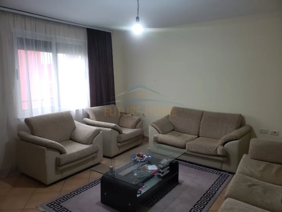 Tirane, jepet me qera apartament 1+1+Ballkon Kati 4, 64 m² 450 € (Laprake)