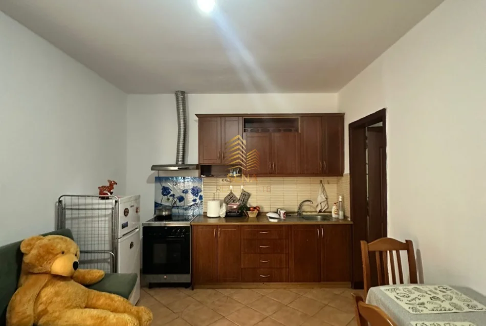 Tirane, jepet me qera apartament 1+1+Ballkon Kati 4, 65 m² 400 € (Rruga e Durresit)
