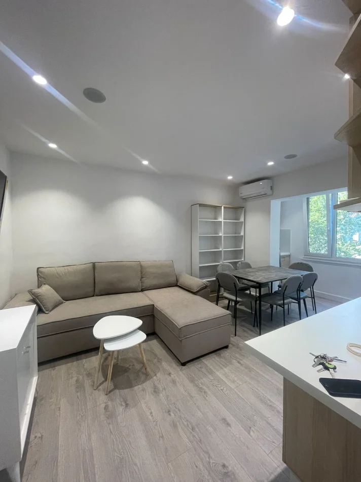Tirane, jepet me qera apartament 1+1+Ballkon Kati 4, 65 m² 500 € (Harry Fultz/Rr.Asim Vokshi)