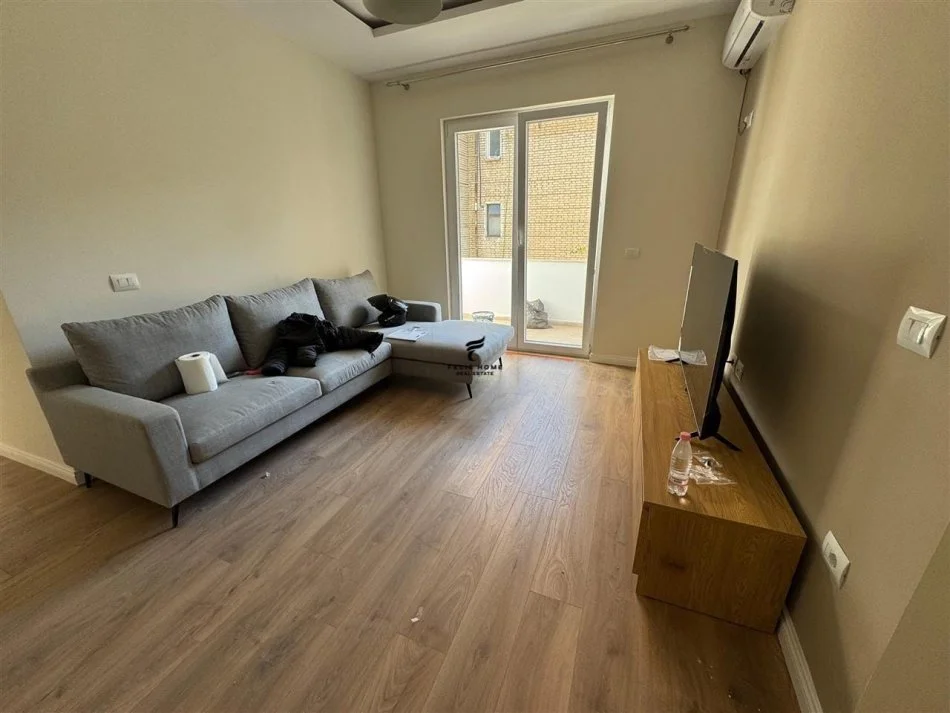 Tirane, jepet me qera apartament 1+1+Ballkon Kati 4, 65 m² 550 € (STACIONI TRENIT)
