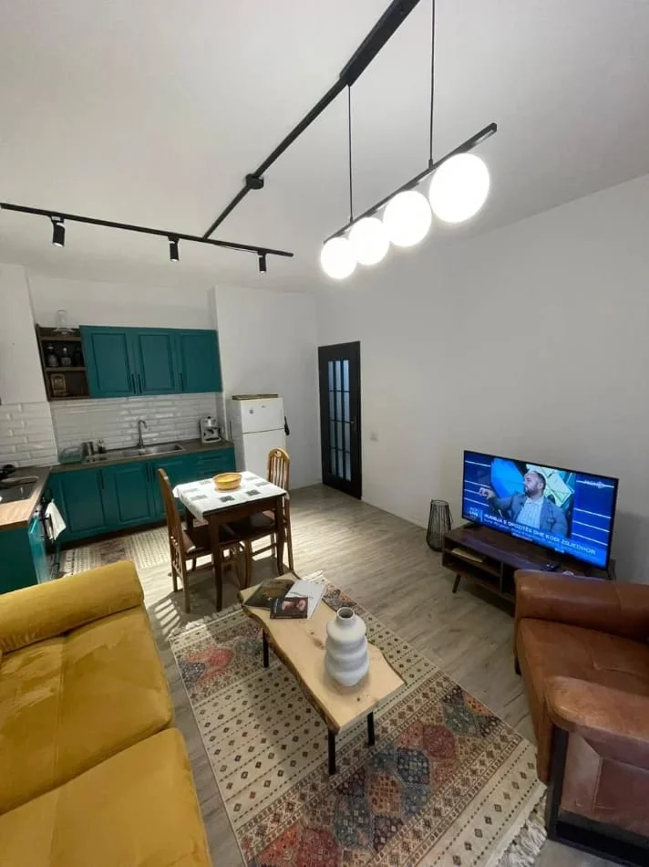 Tirane, jepet me qera apartament 1+1+Ballkon Kati 4, 65 m² 650 € (Rruga e Dibres)