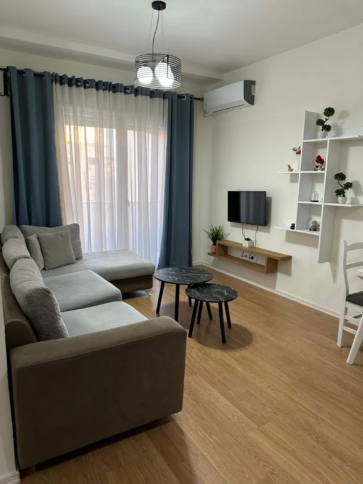 Tirane, jepet me qera apartament 1+1+Ballkon Kati 4, 66 m² 500 € (BRRYLI)