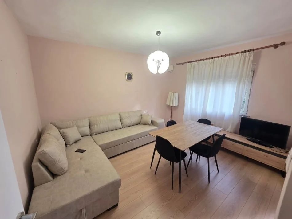 Tirane, jepet me qera apartament 1+1+Ballkon Kati 4, 67 m² 57'000 Leke (Myslym Shyri)