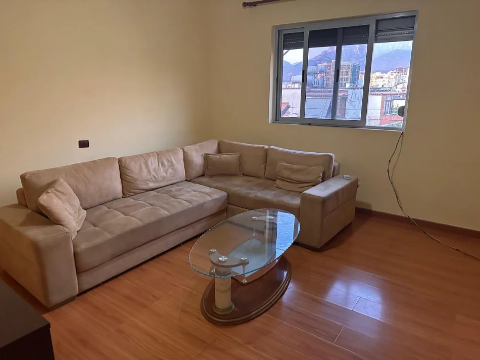 Tirane, jepet me qera apartament 1+1+Ballkon Kati 4, 70 m² 450 € (5 Maji)