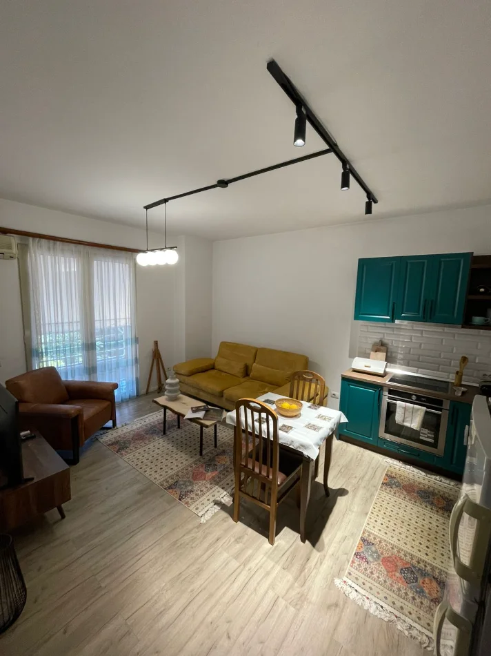 Tirane, jepet me qera apartament 1+1+Ballkon Kati 4, 70 m² 550€ (Medreseja)