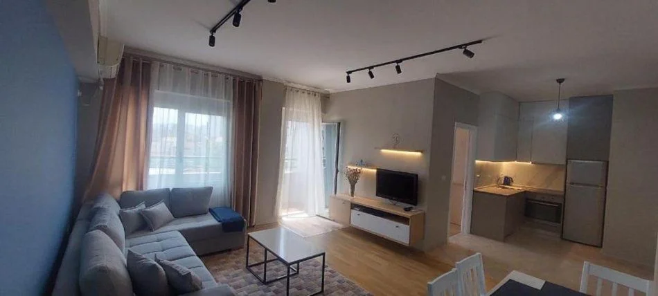 Tirane, jepet me qera apartament 1+1+Ballkon Kati 4, 70 m² 600 € (RRUGA E DIBRES)