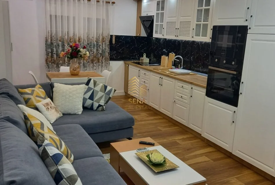 Tirane, jepet me qera apartament 1+1+Ballkon Kati 4, 70 m² 650 € (Ish Blloku)