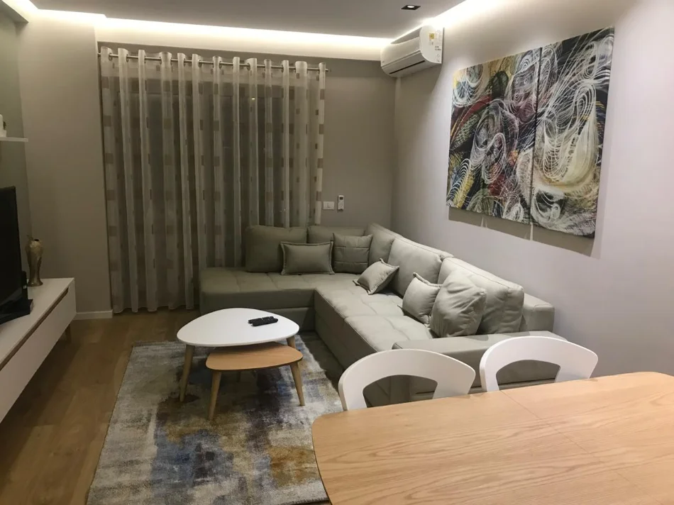 Tirane, jepet me qera apartament 1+1+Ballkon Kati 4, 70 m² 650 € (Komuna e Parisit)