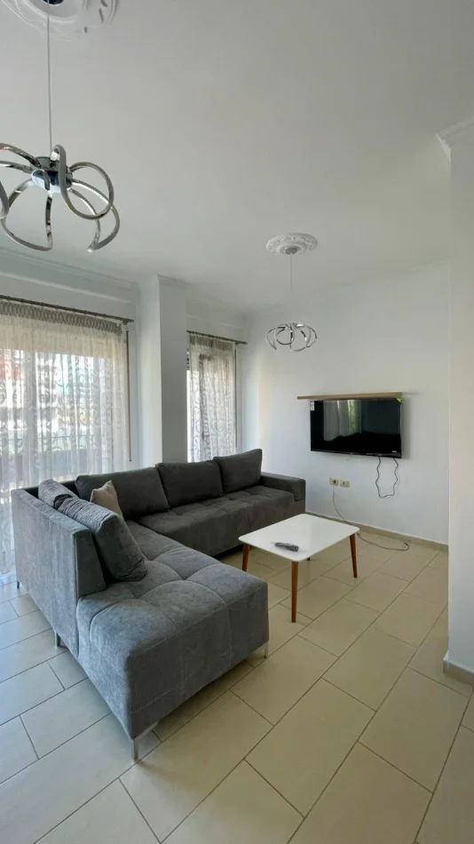 Tirane, jepet me qera apartament 1+1+Ballkon Kati 4, 70 m² 800 € (Rruga e Kavajes/Rruga Him Kolli)