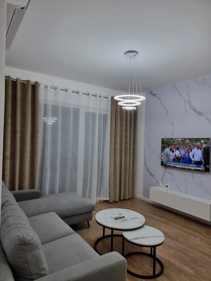 Tirane, jepet me qera apartament 1+1+Ballkon Kati 4, 70 m² 850 € (KOMUNA E PARISIT)
