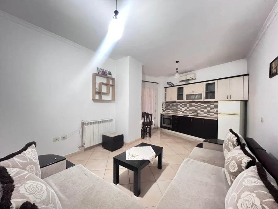 Tirane, jepet me qera apartament 1+1+Ballkon Kati 4, 72 m² 500 € (UNIVERSITETI EUROPIAN)