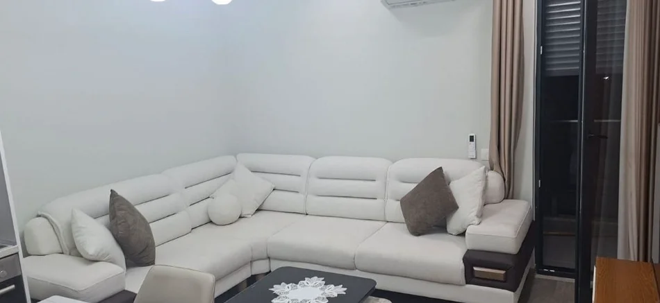 Tirane, jepet me qera apartament 1+1+Ballkon Kati 4, 72 m² 650 € (Qendra Tiranë)
