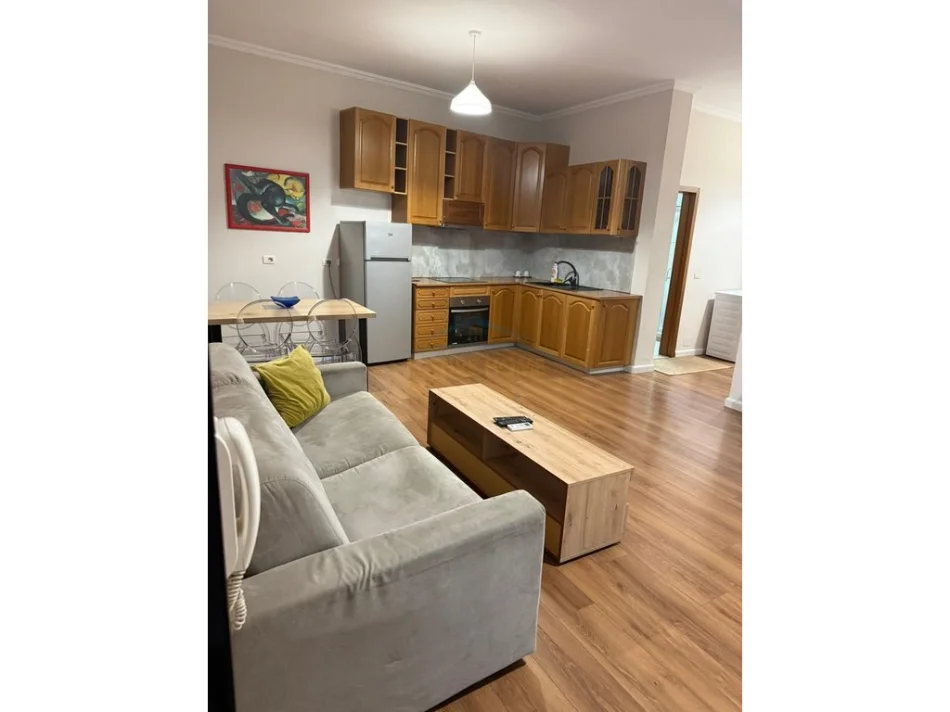 Tirane, jepet me qera apartament 1+1+Ballkon Kati 4, 72 m² 650 € (Rruga Bardhok Biba)