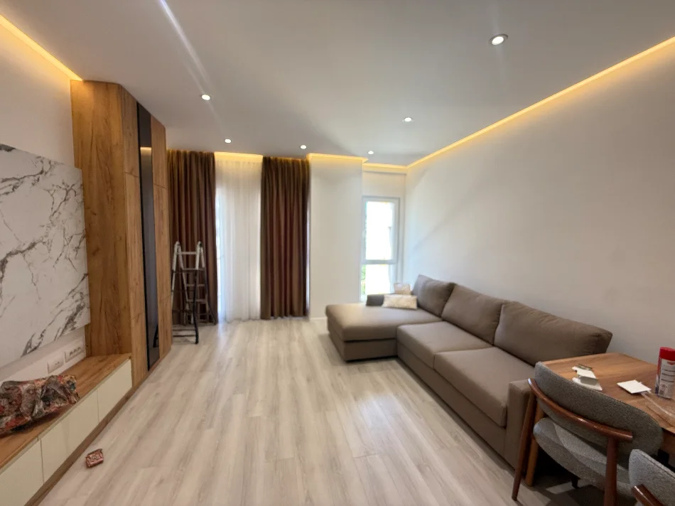 Tirane, jepet me qera apartament 1+1+Ballkon Kati 4, 73 m² 700 € (Rruga Hysni Gerbolli)