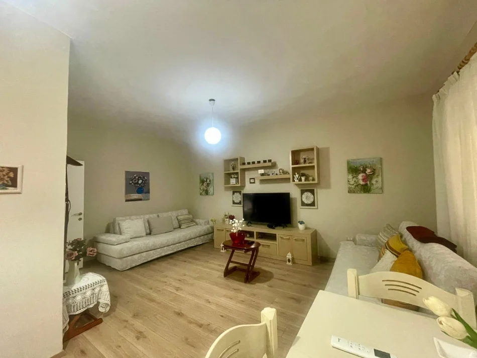 Tirane, jepet me qera apartament 1+1+Ballkon Kati 4, 74 m² 480€ (Don Bosko)