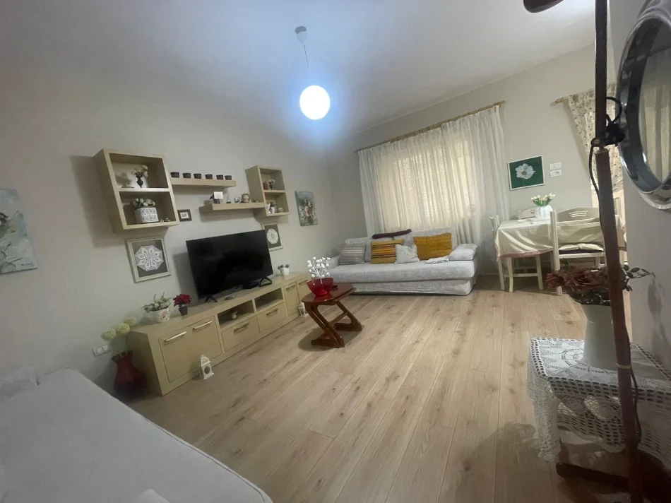 Tirane, jepet me qera apartament 1+1+Ballkon Kati 4, 74 m² 500 € (Don Bosko)