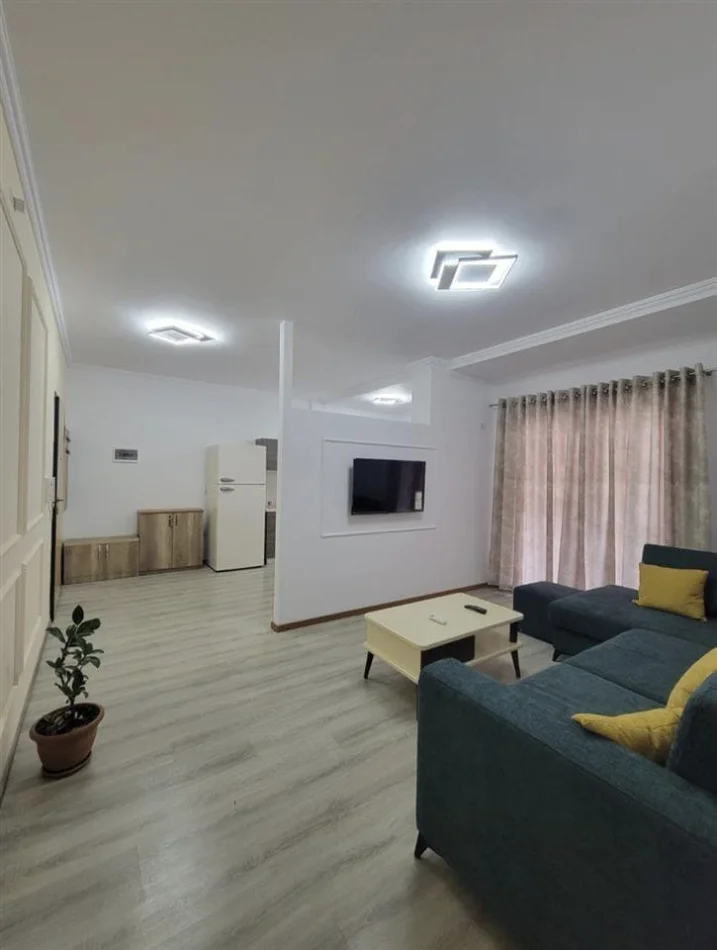 Tirane, jepet me qera apartament 1+1+Ballkon Kati 4, 75 m² 575 € (Xhanfize Keko)