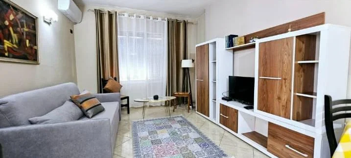 Tirane, jepet me qera apartament 1+1+Ballkon Kati 4, 75 m² 600 € (Rruga e Kavajes)