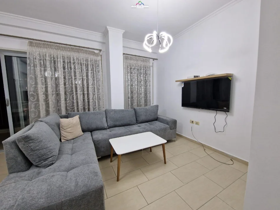 Tirane, jepet me qera apartament 1+1+Ballkon Kati 4, 75 m² 800 € (Him Kolli)
