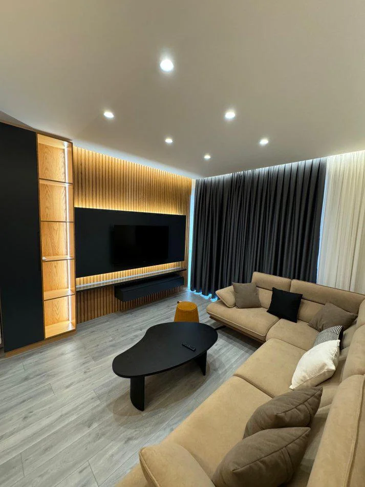 Tirane, jepet me qera apartament 1+1+Ballkon Kati 4, 75 m² 900 € (KOMUNA E PARISIT)