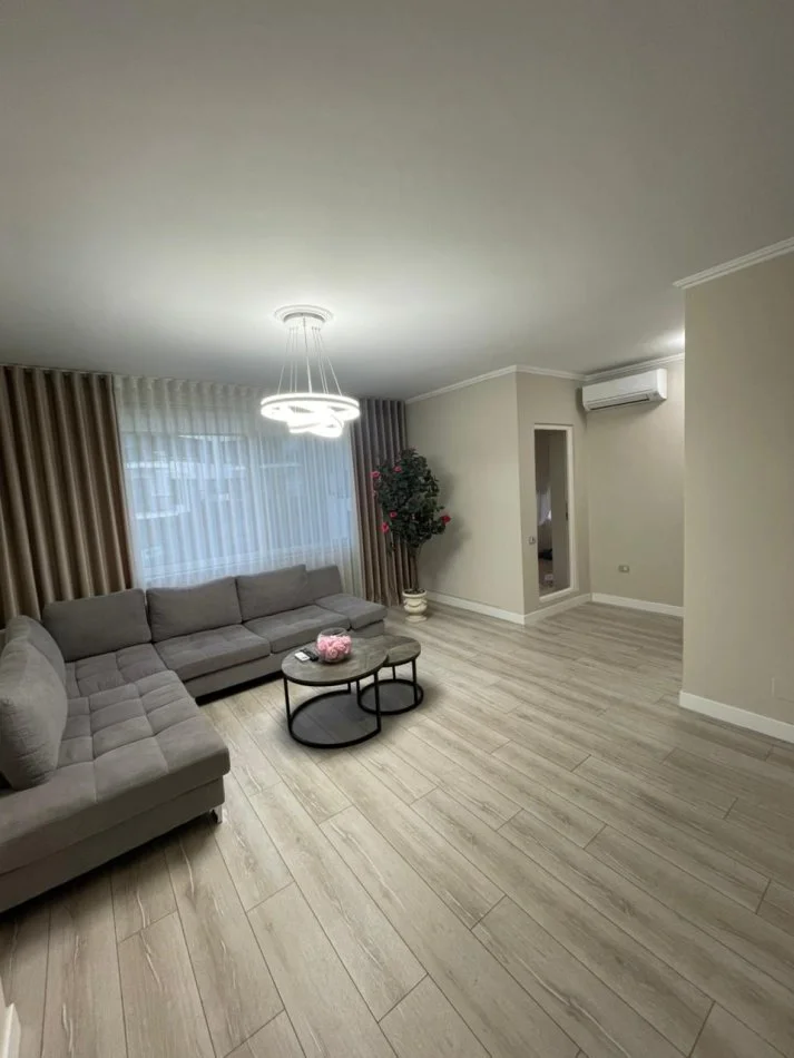 Tirane, jepet me qera apartament 1+1+Ballkon Kati 4, 75 m² 900 € (RRUGA E KOSOVAREVE)