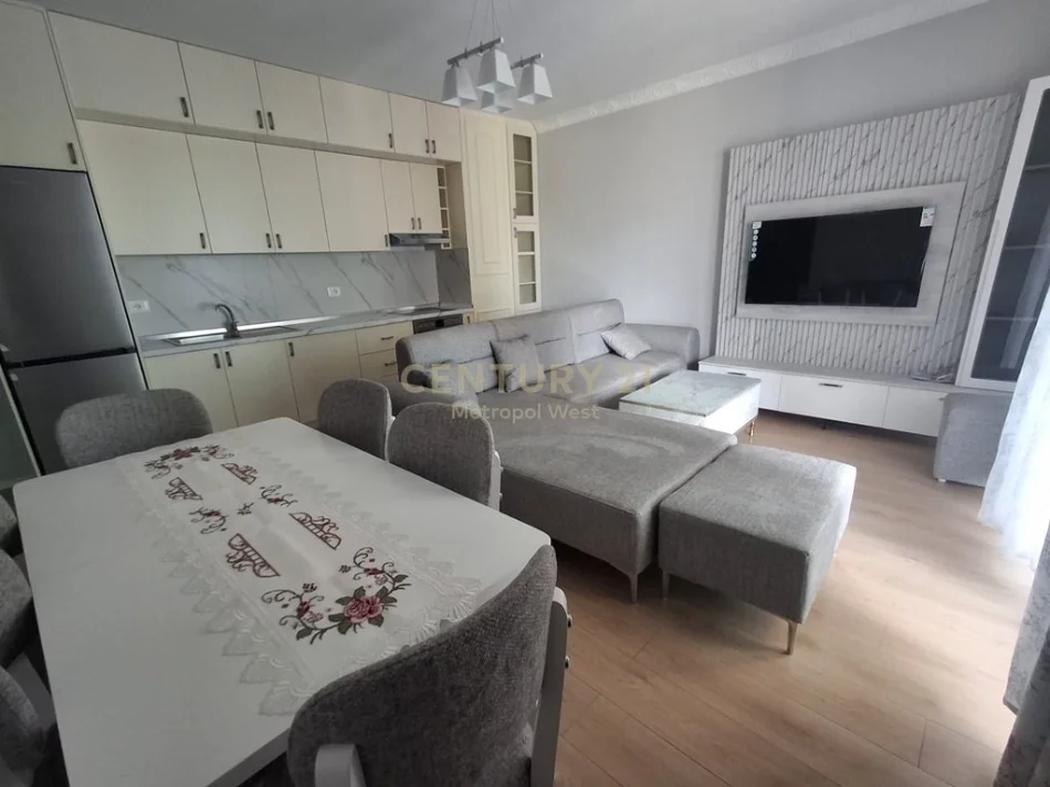 Tirane, jepet me qera apartament 1+1+Ballkon Kati 4, 76 m² 620 €