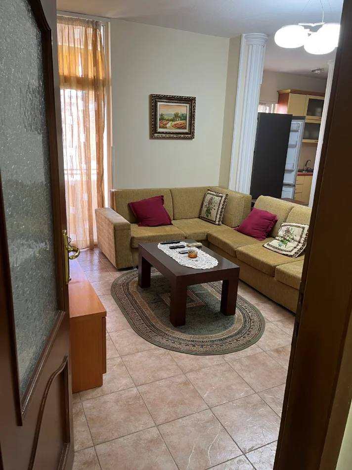 Tirane, jepet me qera apartament 1+1+Ballkon Kati 4, 85 m² 550 € (Rruga Sulejman Delvina)