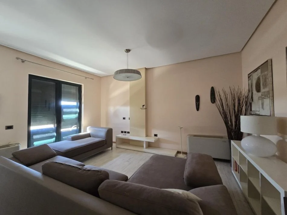 Tirane, jepet me qera apartament 1+1+Ballkon Kati 5, 152 m² 1.500 € (STADIUMI AIR ALBANIA)
