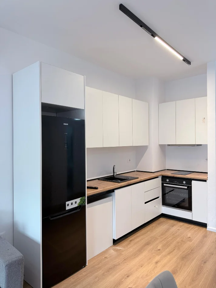 Tirane, jepet me qera apartament 1+1+Ballkon Kati 5, 400 € (Ali Demi, Tirane)