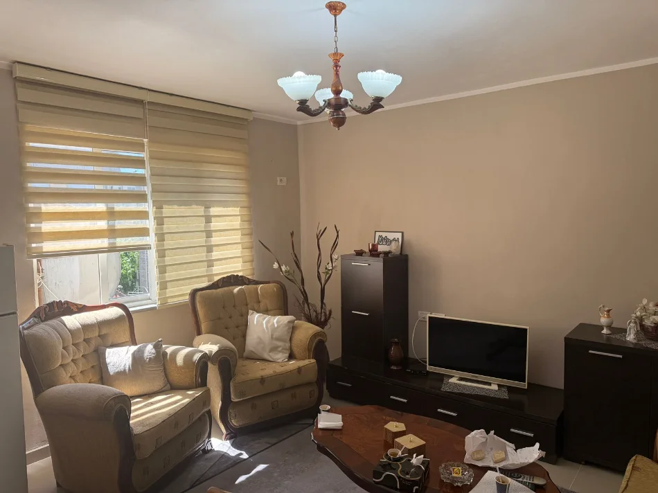 Tirane, jepet me qera apartament 1+1+Ballkon Kati 5, 50 m² 350 € (Ish Restorant Durresi)