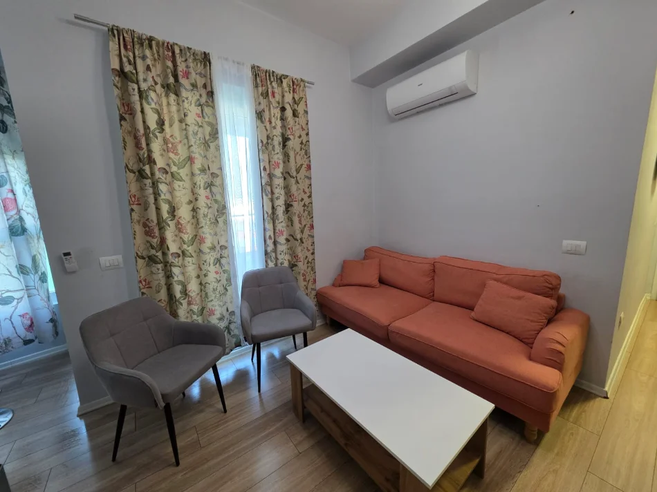 Tirane, jepet me qera apartament 1+1+Ballkon Kati 5, 50 m² 450 € (Ali Demi/Kompleksi Mangalem)