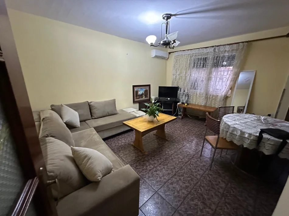 Tirane, jepet me qera apartament 1+1+Ballkon Kati 5, 60 m² 330 € (Ali Demi)