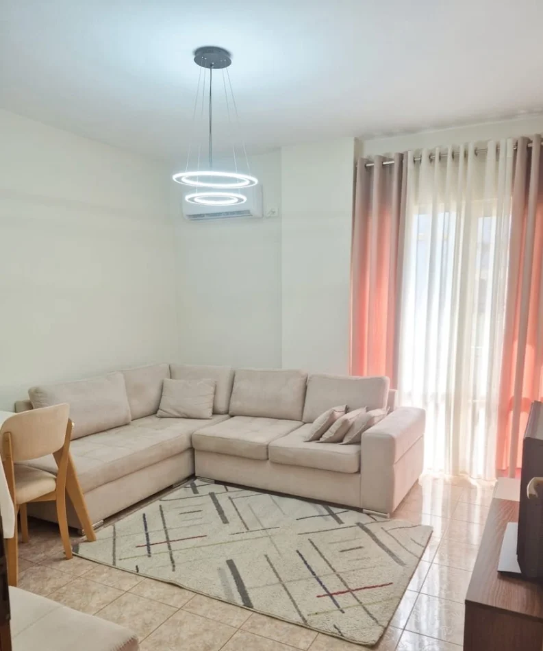 Tirane, jepet me qera apartament 1+1+Ballkon Kati 5, 60 m² 470 € (KODRA E DIELLIT)